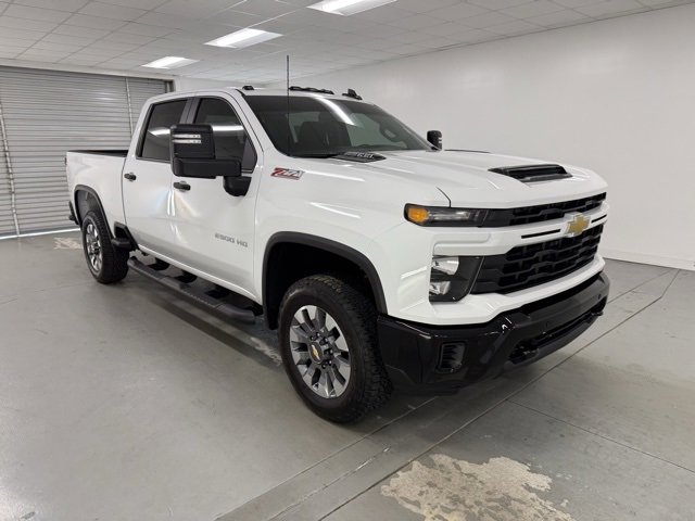 2025 Chevrolet Silverado 2500HD Custom photo 2