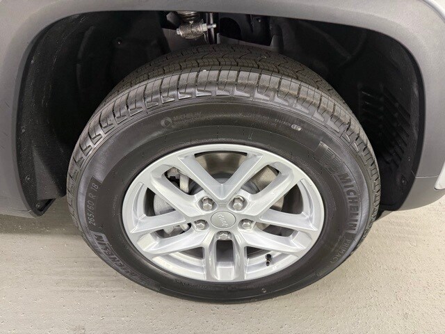 2025 Jeep Grand Cherokee Laredo photo 3