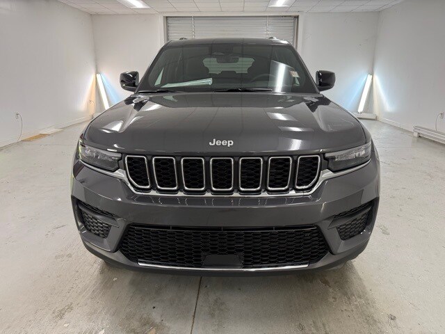 2025 Jeep Grand Cherokee Laredo photo 2