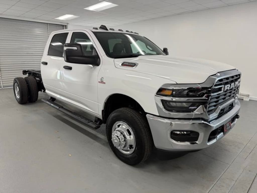 New 2026 Ram 3500 Chassis Cab TRADESMAN CREW 4X4 60' CA Pickup