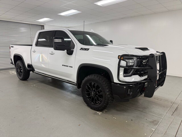 2025 Chevrolet Silverado 2500HD LTZ photo 3
