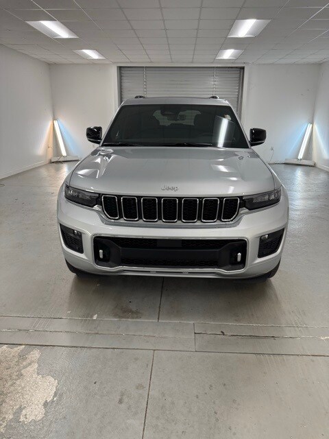 2025 Jeep Grand Cherokee Overland photo 2