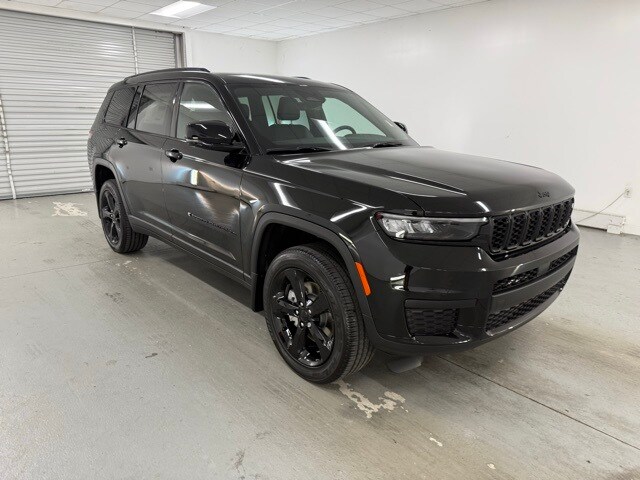 2025 Jeep Grand Cherokee Altitude photo 2