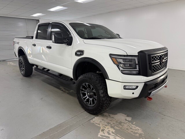 2023 Nissan Titan PRO-4X photo 3