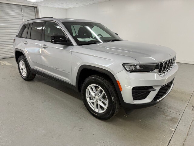 2025 Jeep Grand Cherokee Laredo photo 2