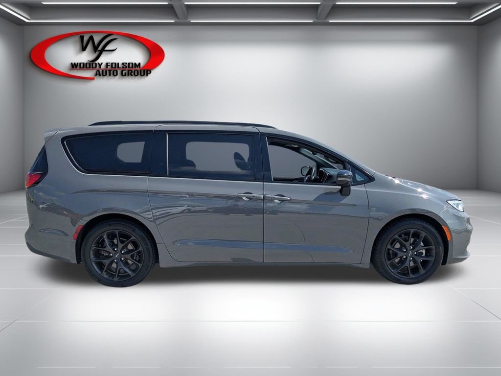 Used 2025 Chrysler Pacifica Limited Van Passenger Van