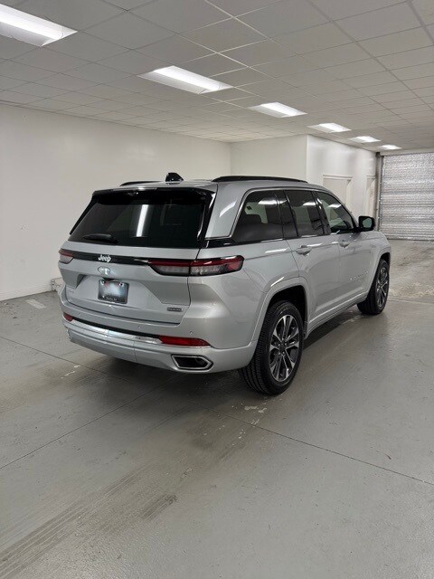 2025 Jeep Grand Cherokee Overland photo 4