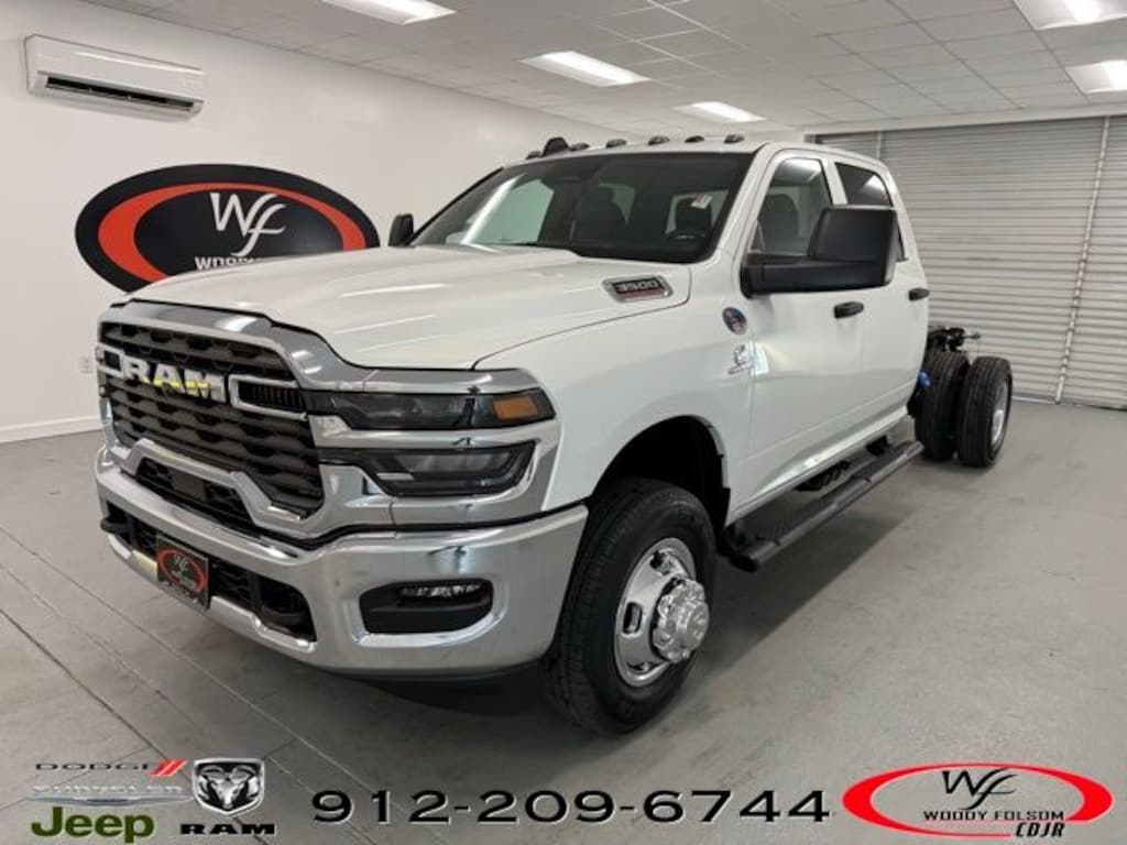 New 2026 Ram 3500 Chassis Cab TRADESMAN CREW 4X4 60' CA Pickup