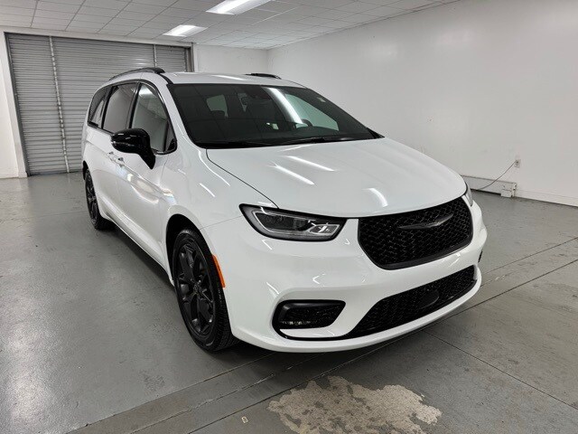 2026 Chrysler Pacifica photo 3