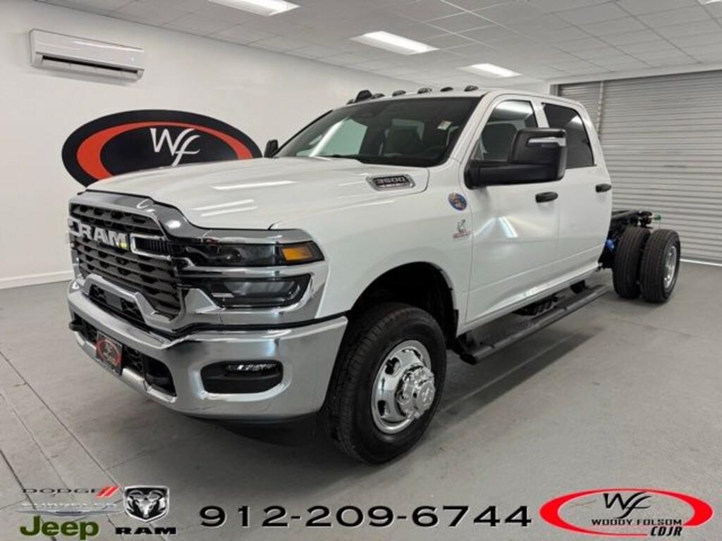 New 2026 Ram 3500 Chassis Cab TRADESMAN CREW 4X4 60' CA Pickup