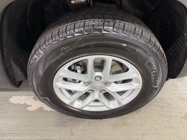 2025 Jeep Grand Cherokee Laredo photo 4