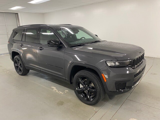 2025 Jeep Grand Cherokee Altitude photo 3