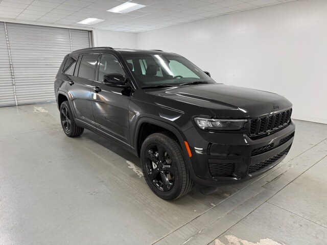 2025 Jeep Grand Cherokee Altitude photo 3