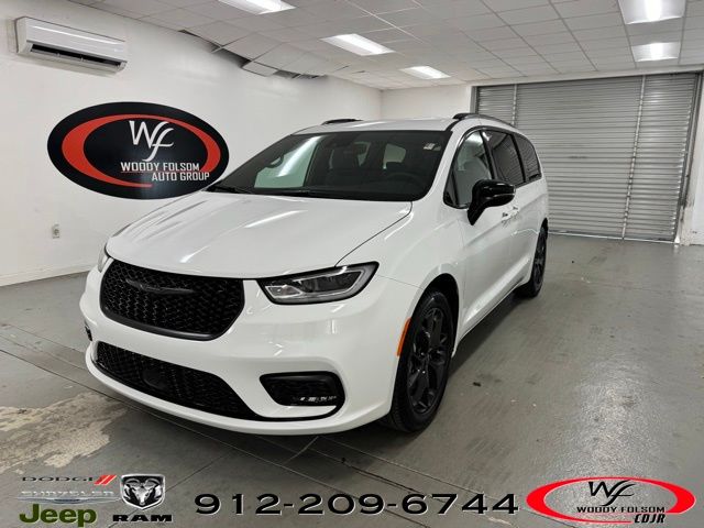 2026 Chrysler Pacifica Select's photo