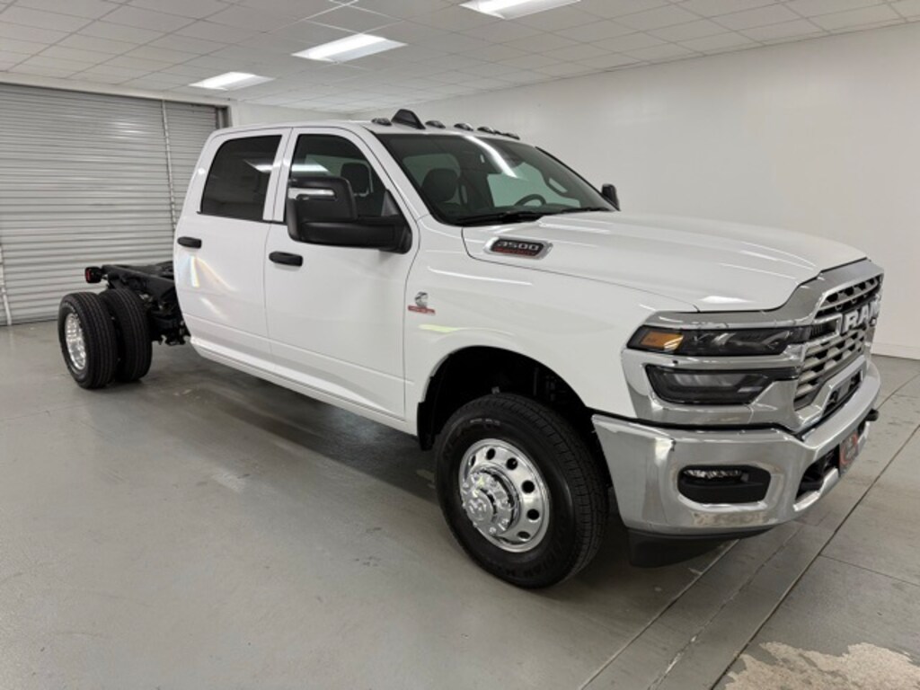 New 2025 Ram 3500 Chassis Cab 3500 TRADESMAN CREW CAB CHASSIS 4X4 60' CA Pickup