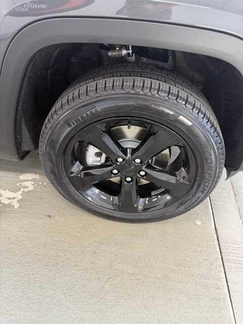 2025 Jeep Grand Cherokee Limited photo 2