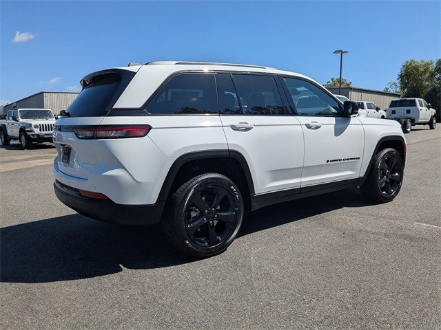 2025 Jeep Grand Cherokee Altitude photo 4