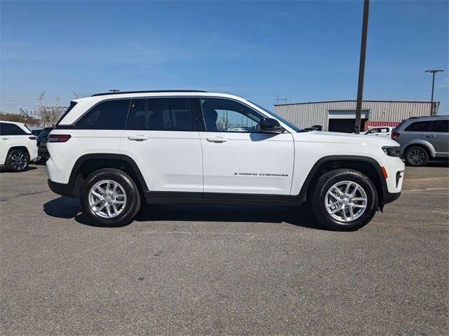 2025 Jeep Grand Cherokee Laredo photo 3