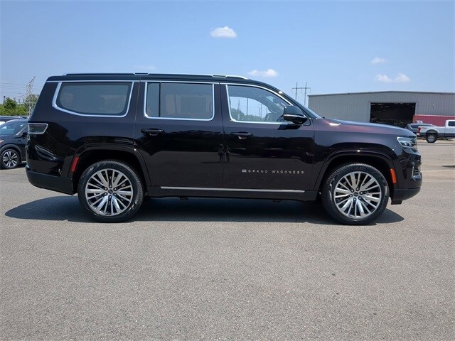 2023 Jeep Grand Wagoneer III photo 3
