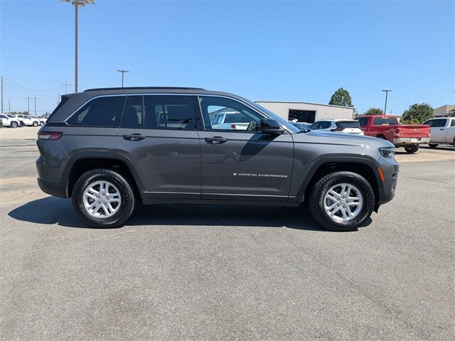 2025 Jeep Grand Cherokee Laredo photo 3