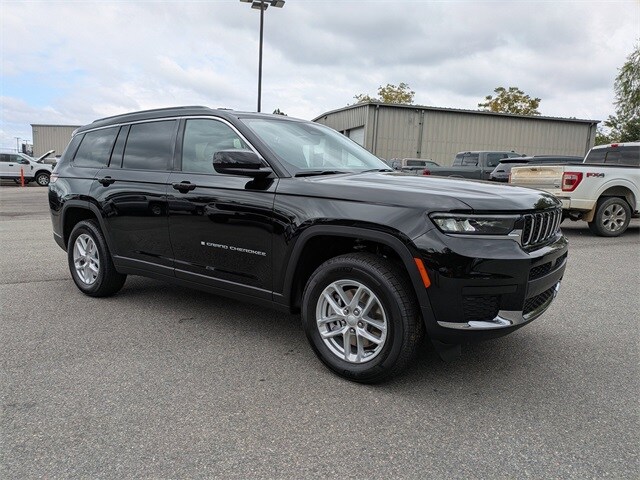2025 Jeep Grand Cherokee Laredo photo 2