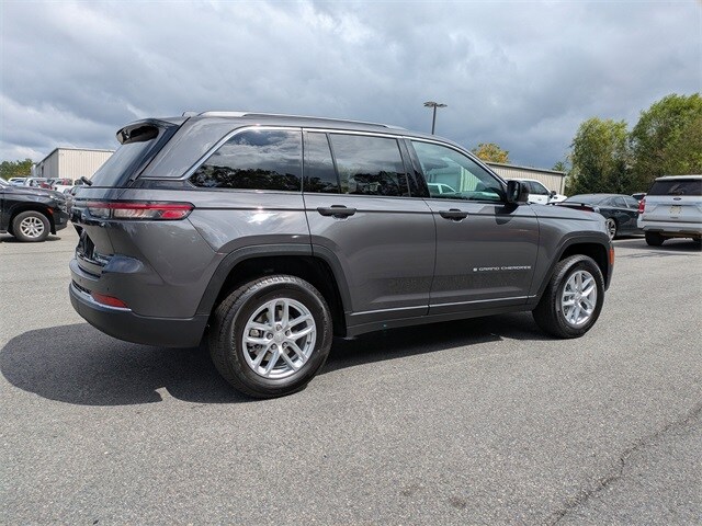2025 Jeep Grand Cherokee Laredo photo 3
