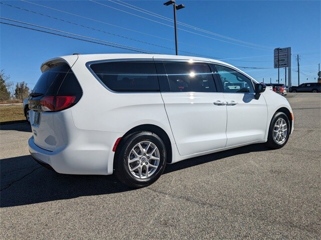 2025 Chrysler Voyager LX photo 4