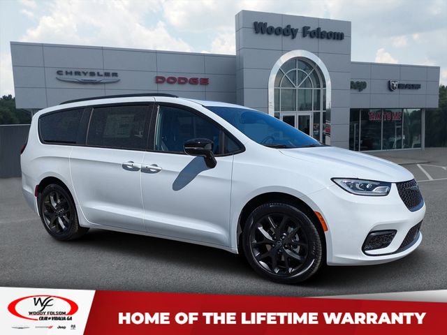 2026 Chrysler Pacifica Limited's photo