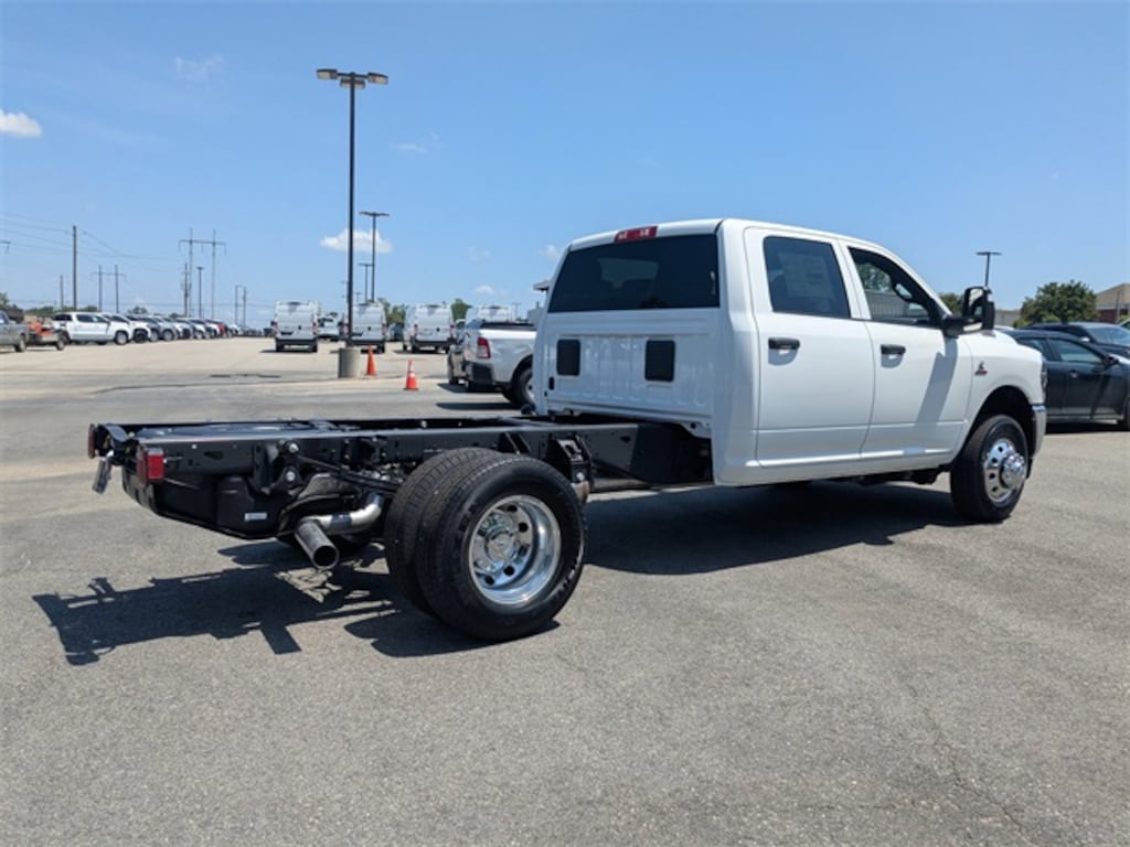 New 2025 Ram 3500 Chassis Cab 3500 TRADESMAN CREW CAB CHASSIS 4X4 60' CA Pickup