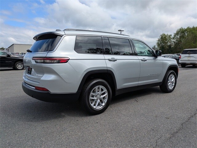 2025 Jeep Grand Cherokee Laredo photo 3