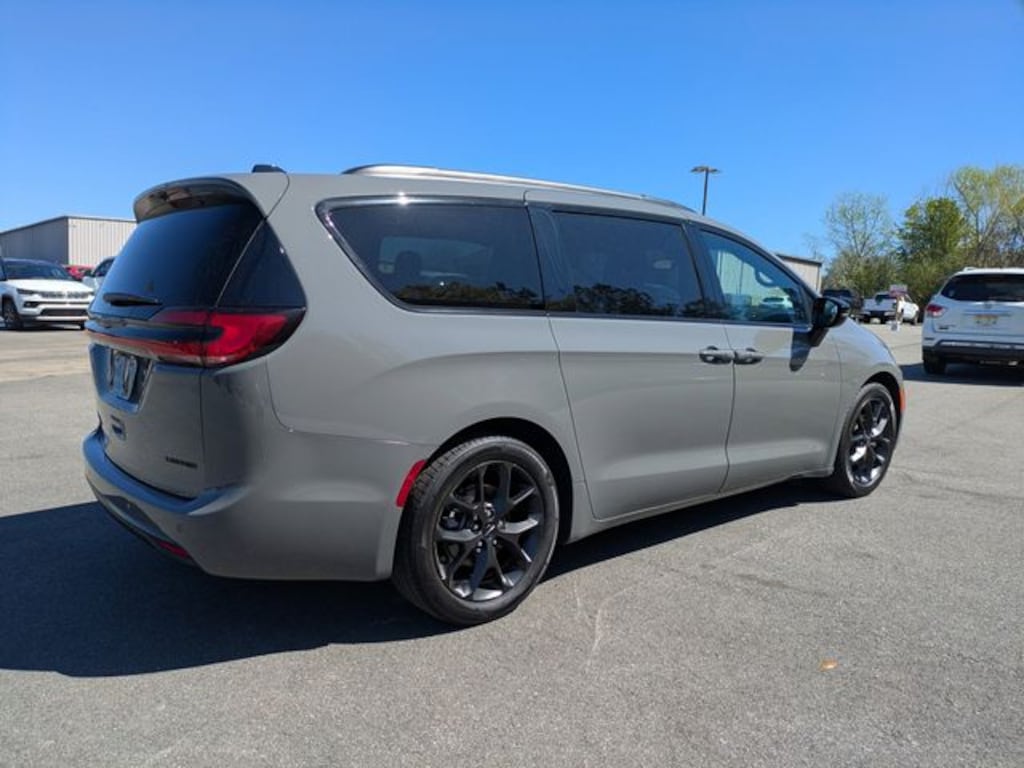 Used 2025 Chrysler Pacifica Limited Minivan/Van
