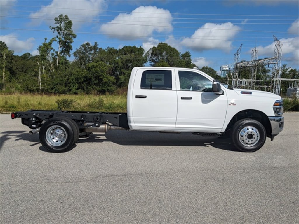 New 2025 Ram 3500 Chassis Cab 3500 TRADESMAN CREW CAB CHASSIS 4X4 60' CA Pickup