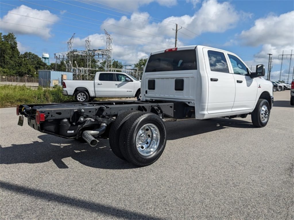 New 2025 Ram 3500 Chassis Cab 3500 TRADESMAN CREW CAB CHASSIS 4X4 60' CA Pickup