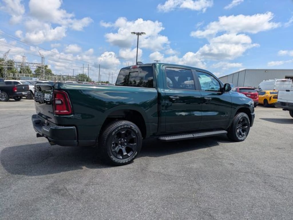 New 2026 Ram 1500 EXPRESS CREW CAB 4X4 5'7 BOX Pickup
