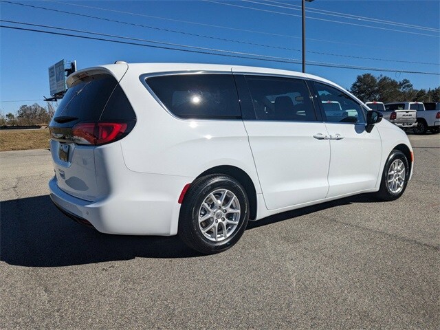 2025 Chrysler Voyager LX photo 4