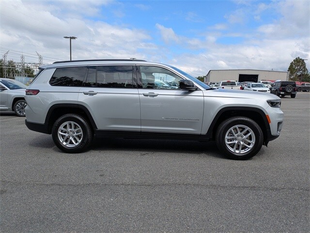 2025 Jeep Grand Cherokee Laredo photo 2