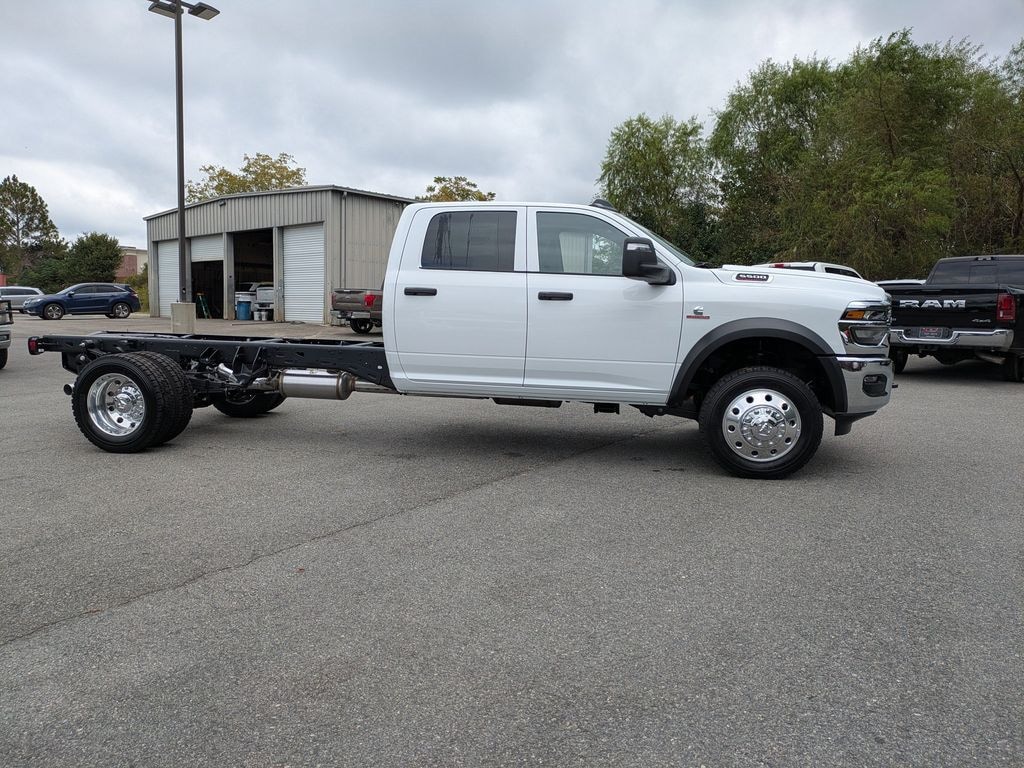 New 2026 Ram 5500 TRADESMAN CHASSIS CREW CAB 4X4 84' CA Pickup