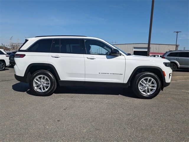 2025 Jeep Grand Cherokee Laredo photo 4