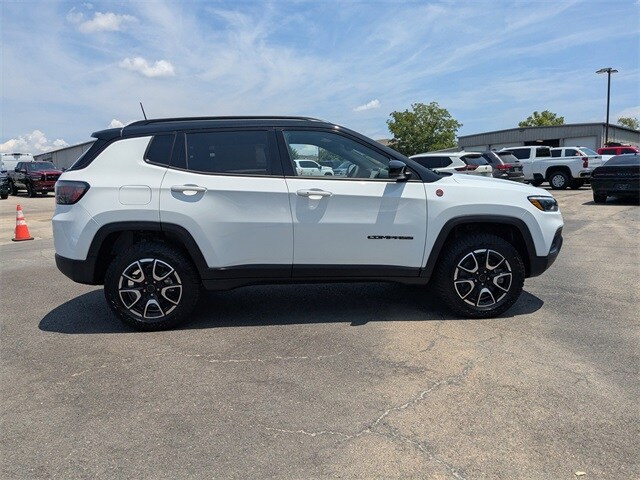 2025 Jeep Compass Trailhawk photo 2