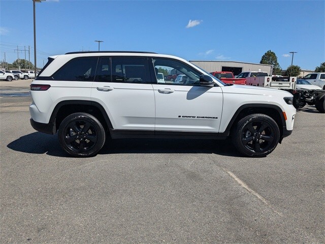 2025 Jeep Grand Cherokee Altitude photo 3