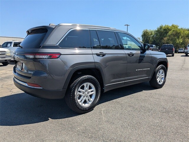 2025 Jeep Grand Cherokee Laredo photo 4