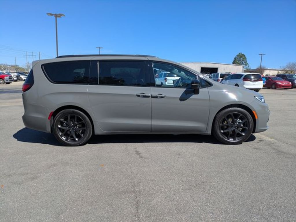 Used 2025 Chrysler Pacifica Limited Minivan/Van