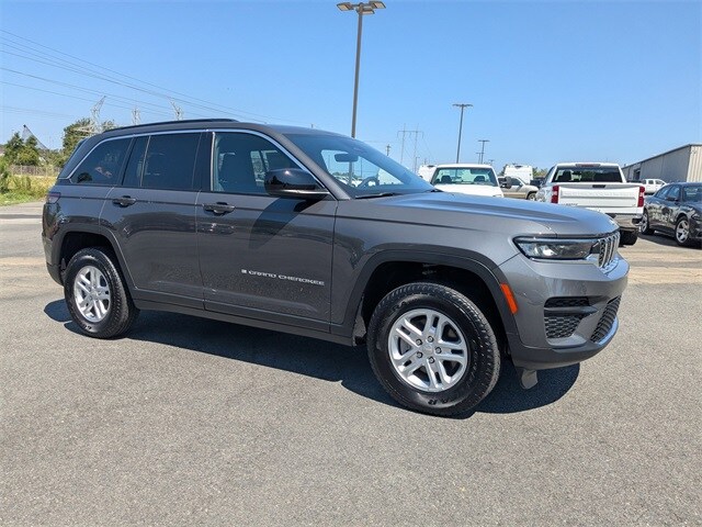 2025 Jeep Grand Cherokee Laredo photo 2