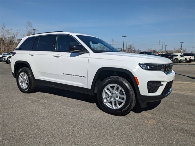 2025 Jeep Grand Cherokee Laredo photo 2