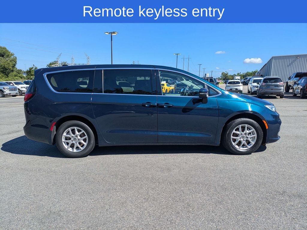 Used 2023 Chrysler Pacifica Touring L Minivan/Van