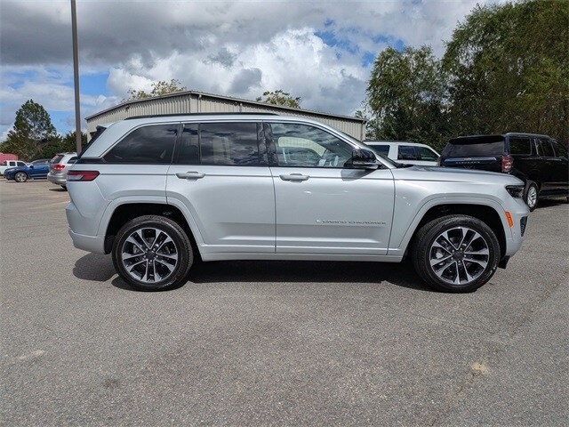 2025 Jeep Grand Cherokee Overland photo 2