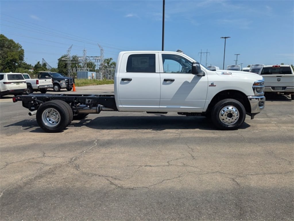 New 2025 Ram 3500 Chassis Cab 3500 TRADESMAN CREW CAB CHASSIS 4X4 60' CA Pickup