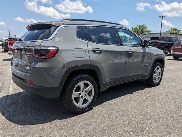 2023 Jeep Compass Latitude photo 2