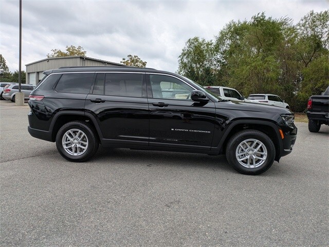 2025 Jeep Grand Cherokee Laredo photo 3