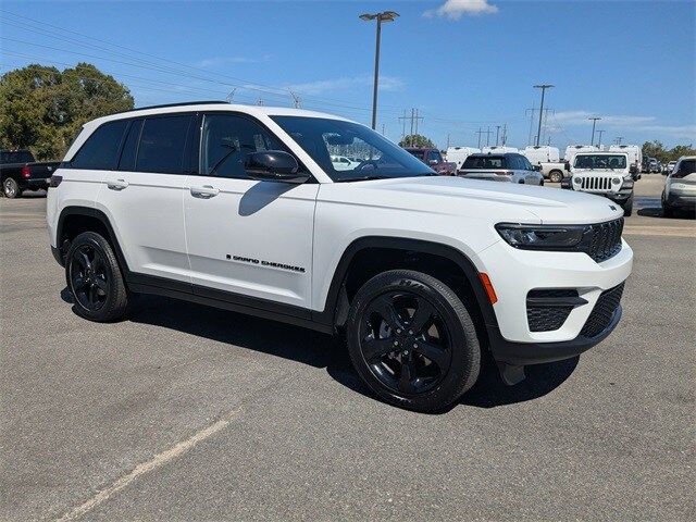 2025 Jeep Grand Cherokee Altitude photo 2